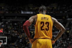 NBA感人一幕！乐福JR熊抱红温引热议 詹姆斯：都是我的好哥们