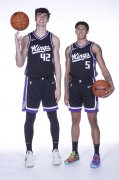 流言板]NBA官方晒24号秀克利福德和42号秀雷诺的合影与球迷分享